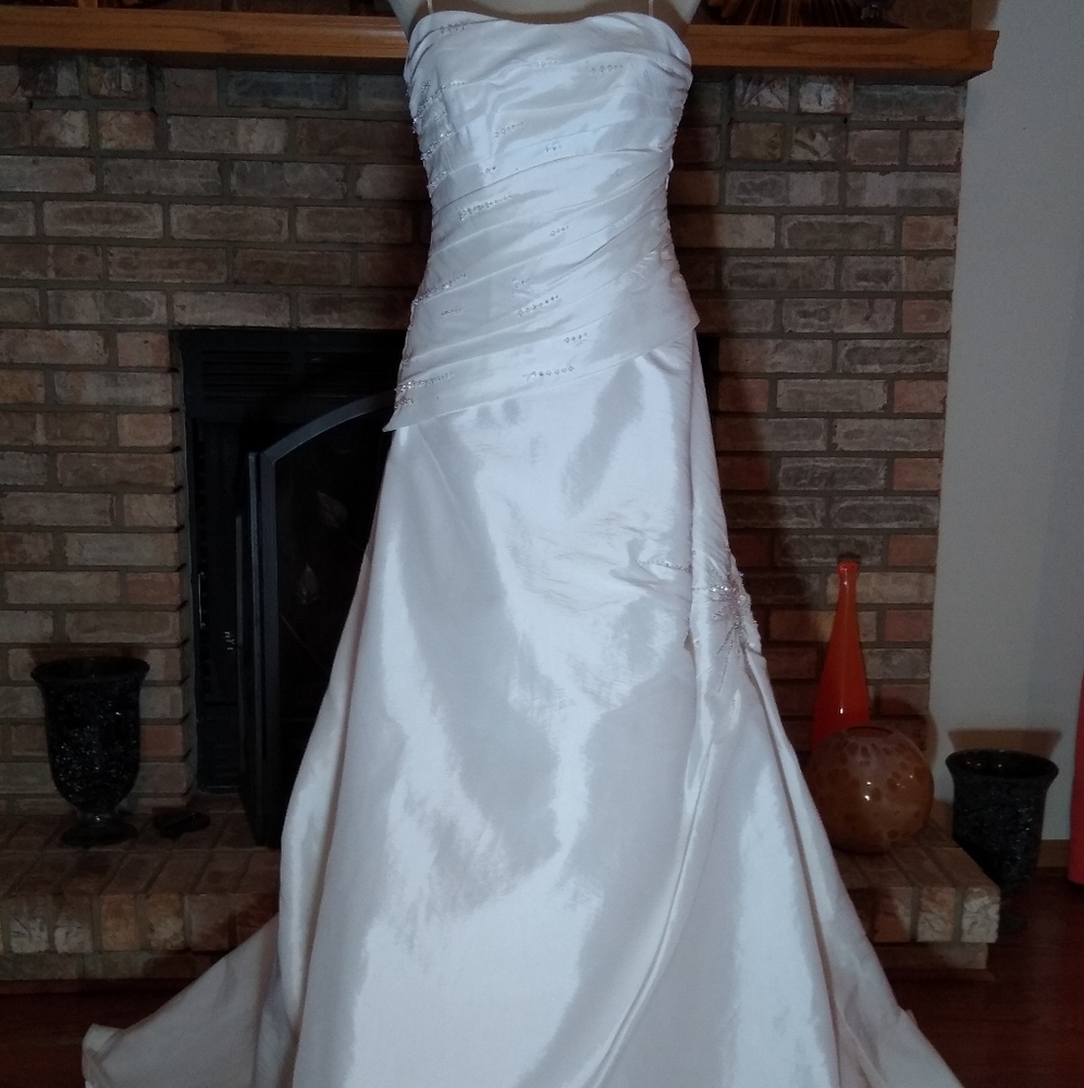 Essense  Australia Couture Wedding Gown Dress